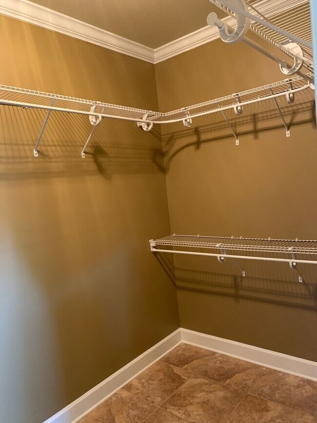 Building Photo - 102 Valley Chase Dr