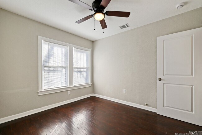 Building Photo - 2 bed 1 bath located in I35 SO. TO E. HOUS...