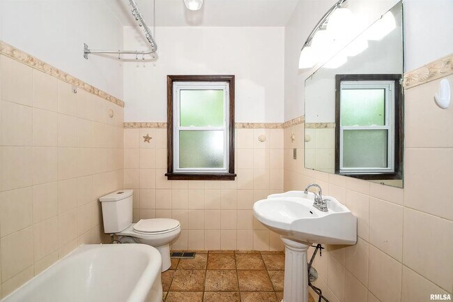 Building Photo - 1628 W Callender Ave