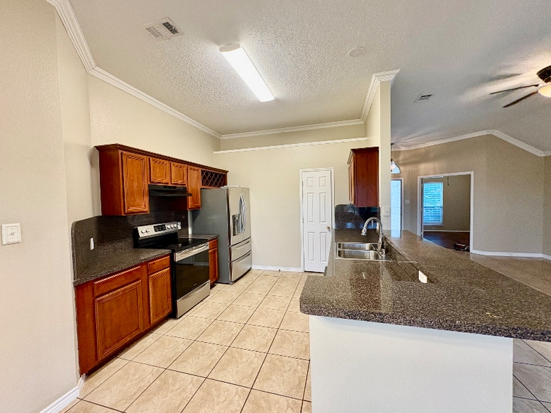 Building Photo - 385 Westward Dr