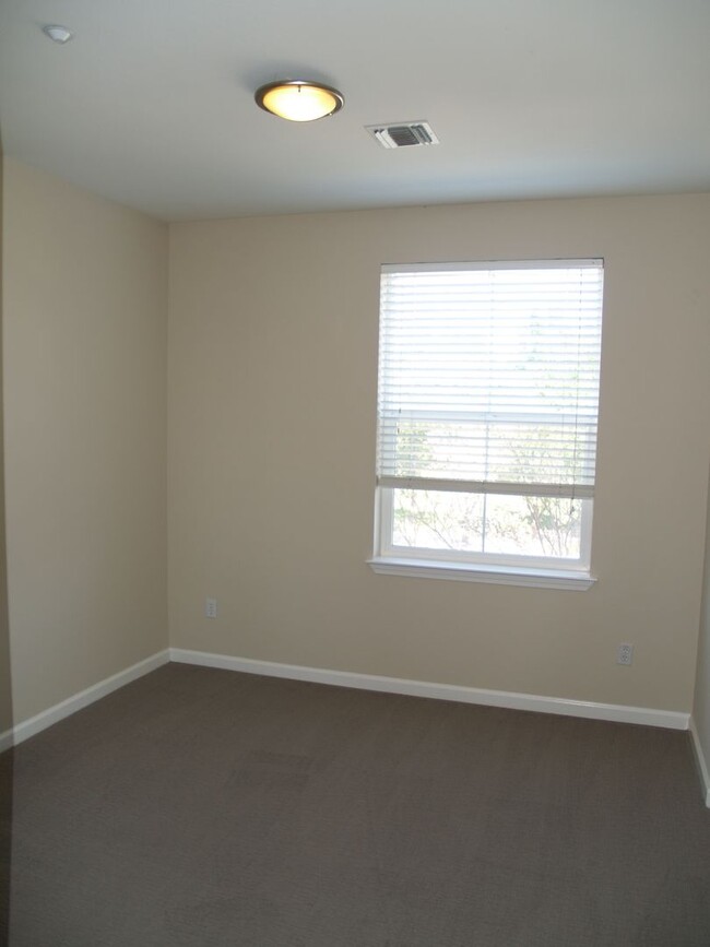 Building Photo - Private Street Entrance! Attached Garage! ...