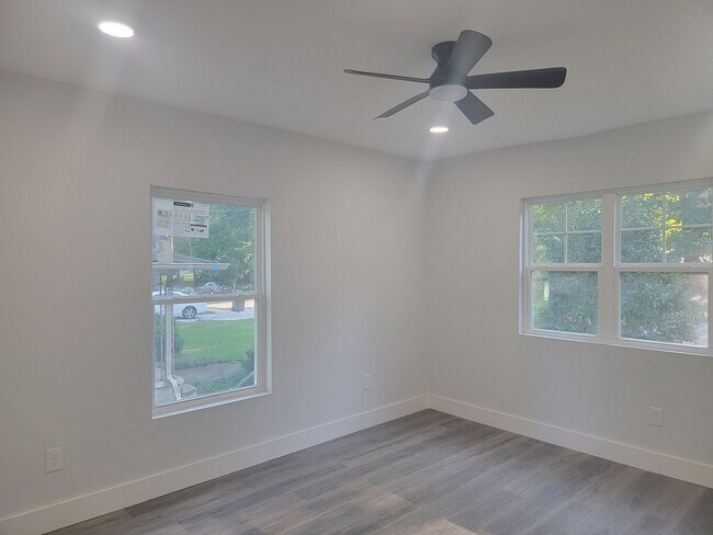 Building Photo - 2921 Sylvan Rd