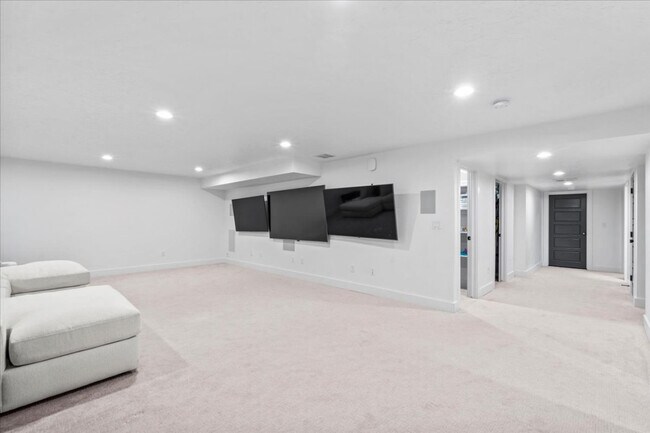 Building Photo - 690 S Edge Ln