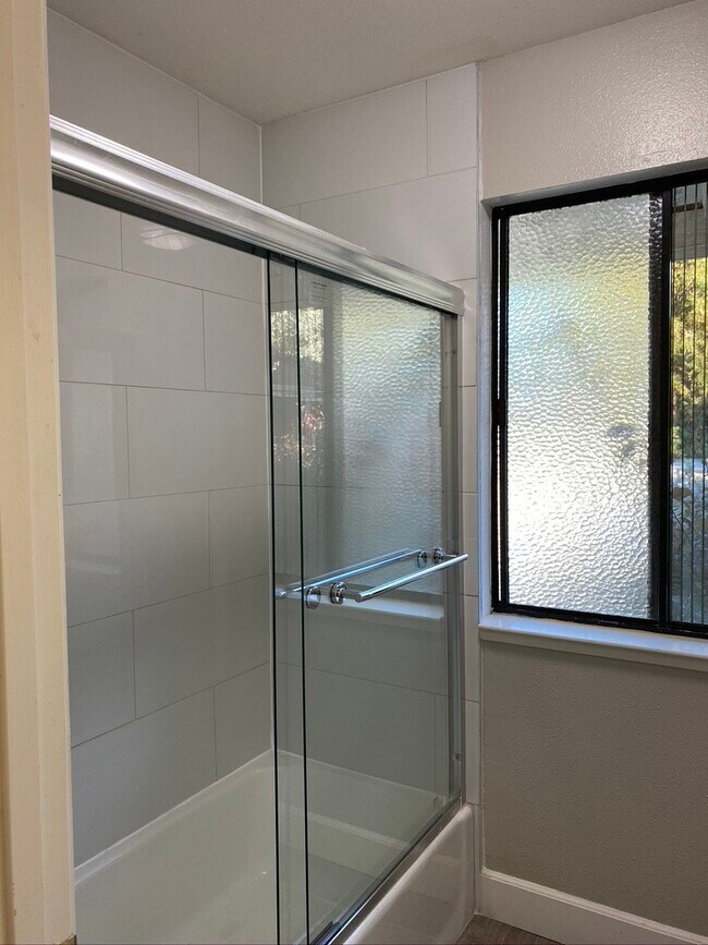 Building Photo - 206 2nd St