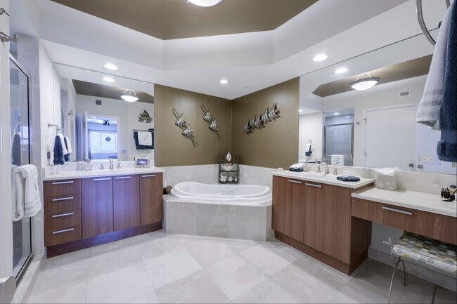 Building Photo - 2650 Lake Shore Dr