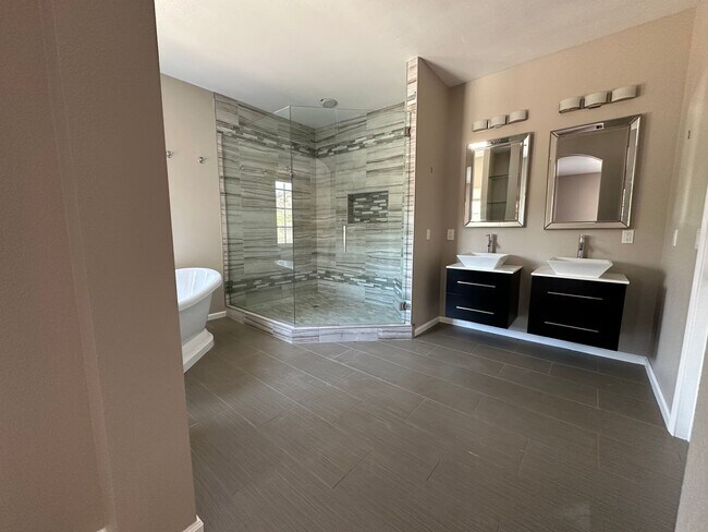 Building Photo - Beautiful, Updated 3 bedroom 2 bathroom home ready to welcome you HOME!