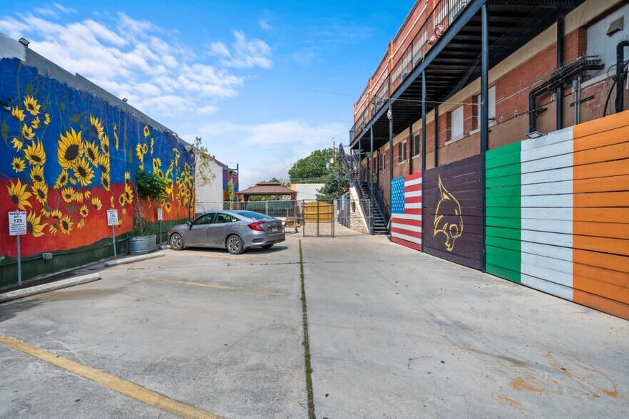 Building Photo - 202 E San Antonio St