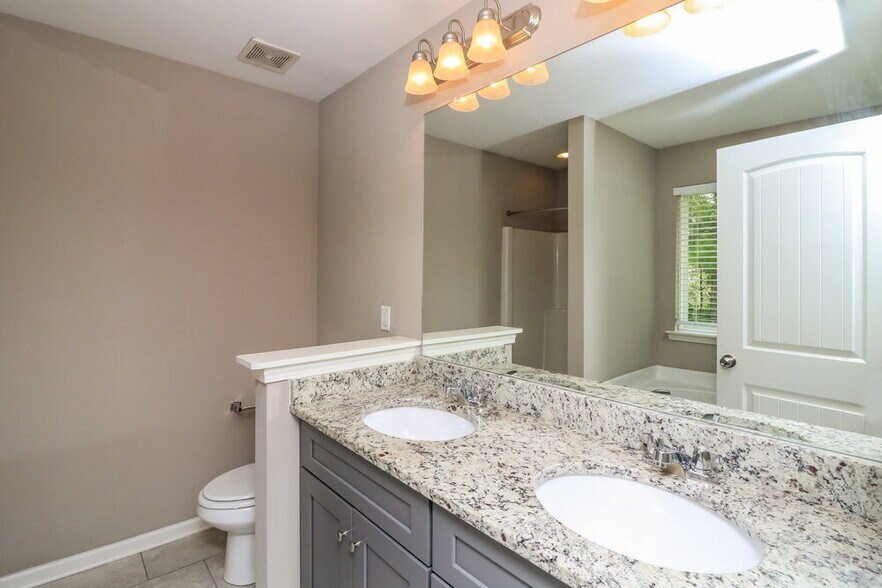 Building Photo - 646 Fieldcrest Dr