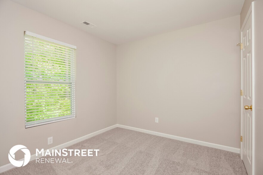 Building Photo - 5949 Hamilton Oaks Dr