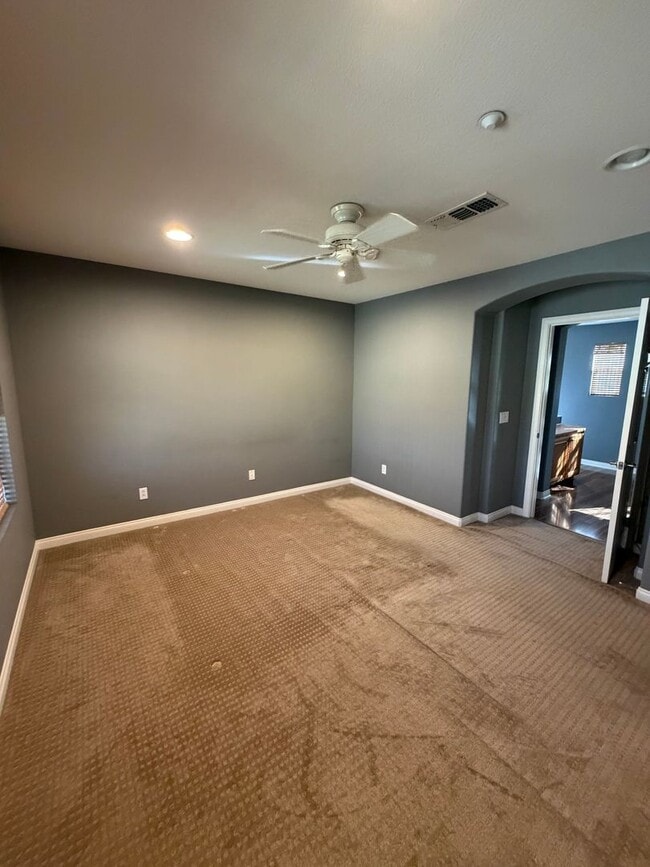 Building Photo - ESCALA - Luxury 2 / 2.5 Townhouse + 2 Car Garage in Gated Escala Community