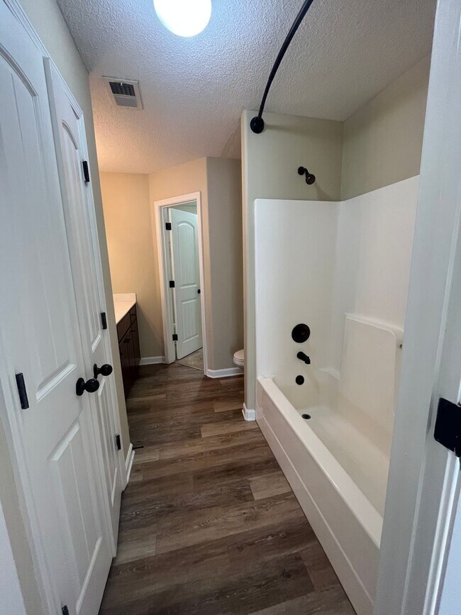 Building Photo - Remodeled beautiful 3 bd 2 bath located in...
