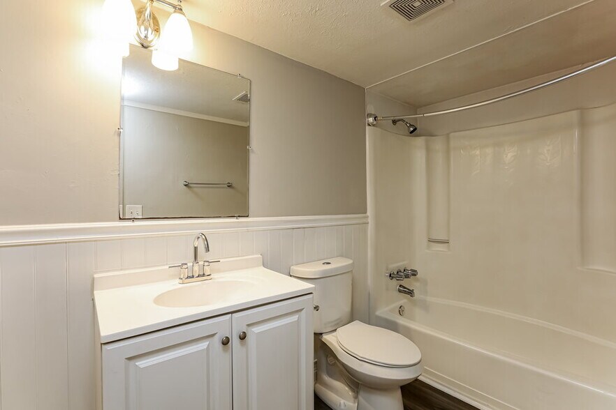Building Photo - 1398 Lakeview Pkwy