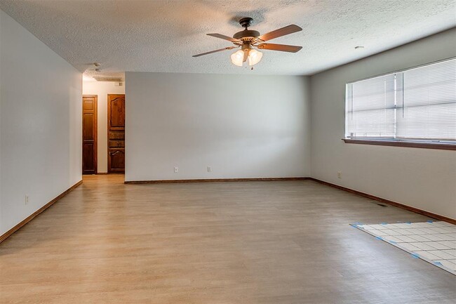 Building Photo - 1204 N Crawford Ave