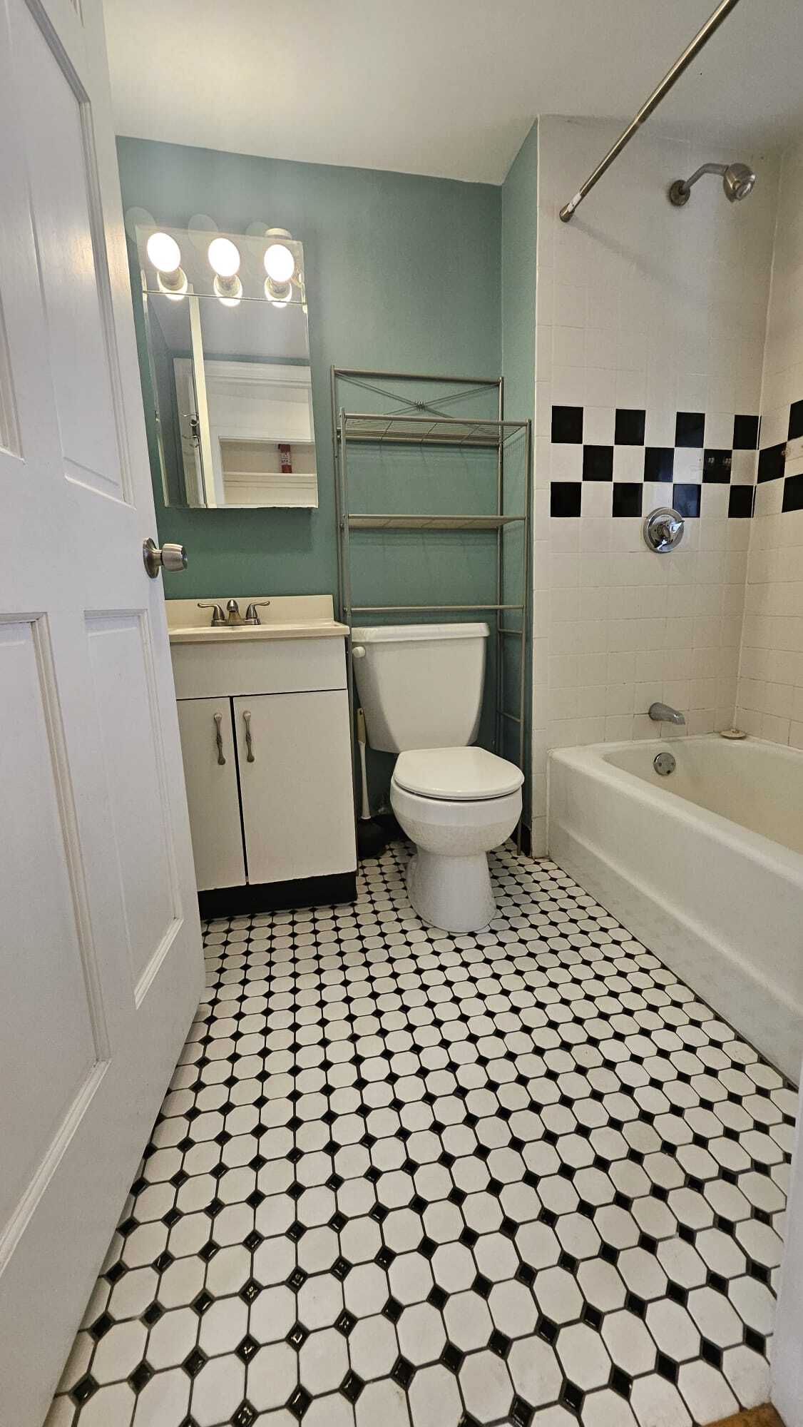 Building Photo - 28 Foch St