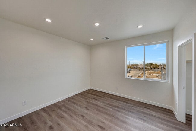 Building Photo - 921 E Desert Ln