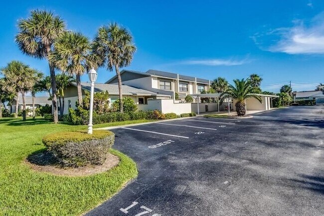 Building Photo - Beautiful Townhome Walking Distance to the...