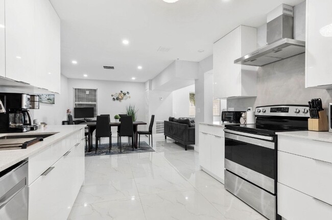 Building Photo - 255 Glouchester St