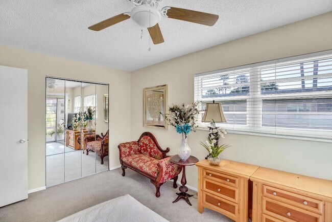 Building Photo - 2 Vis Gdns Trl