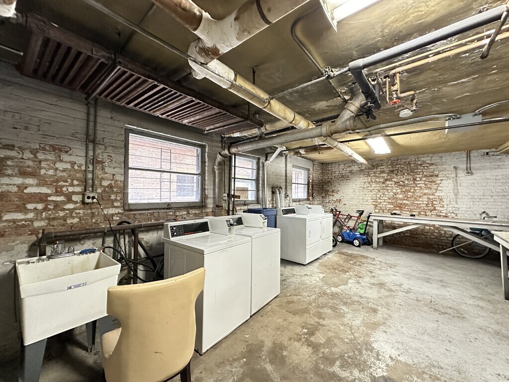 Building Photo - 1318 Oak Ave