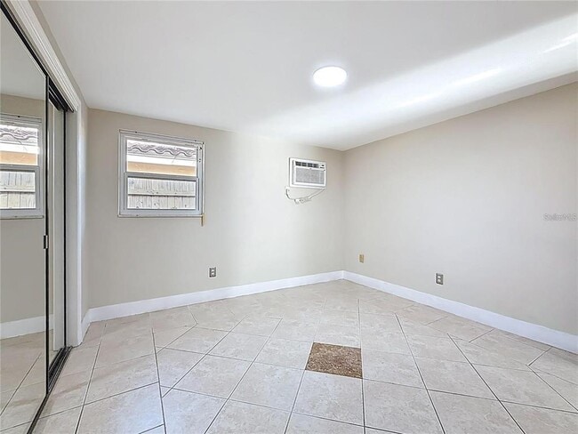 Building Photo - 2600 N Paula Dr