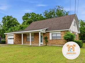 Building Photo - 4-Bedroom Home in a Prime Pensacola Location