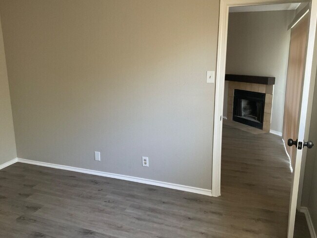 Building Photo - 5512 Lochmoor-