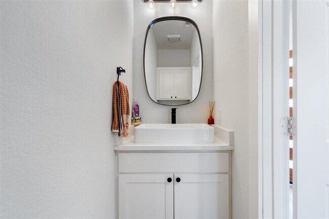 Building Photo - 3413 Blumie St