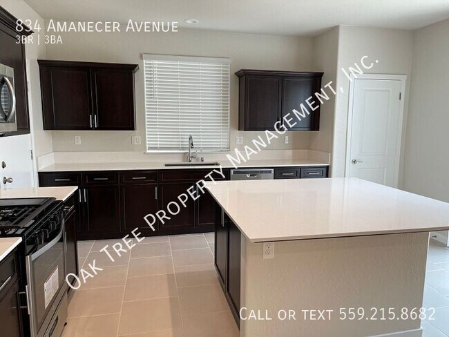 Building Photo - 834 Amanecer Ave