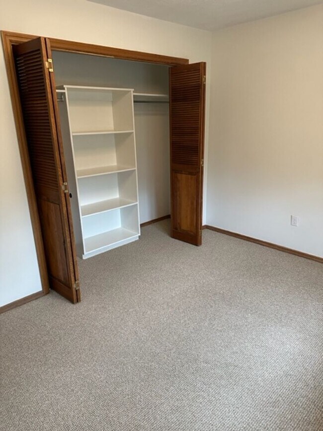 Building Photo - Beautiful Townhome