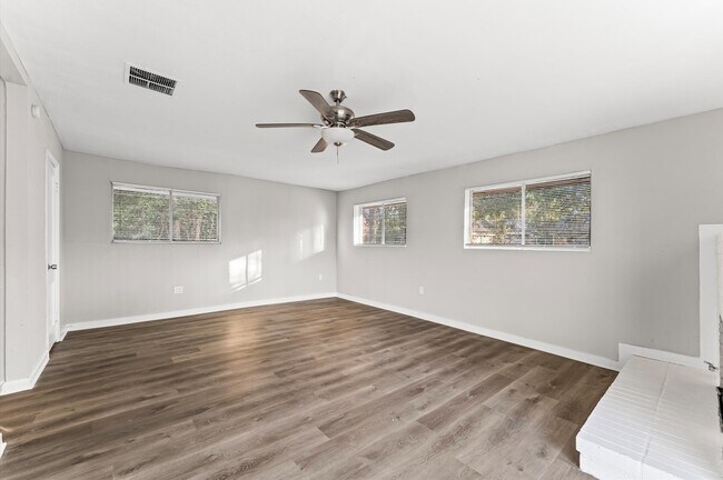 Building Photo - 3034 Akard St