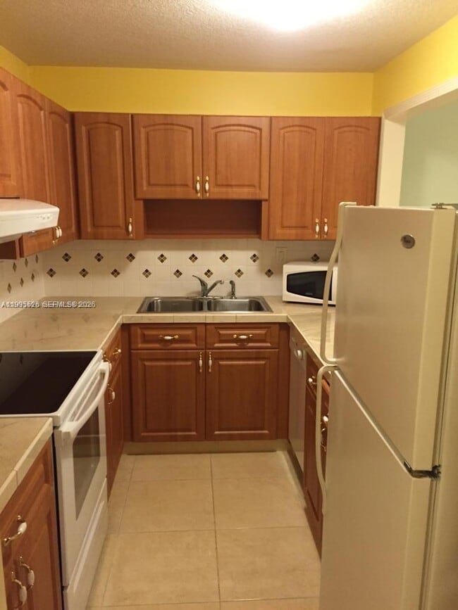 Building Photo - 9301 SW 92nd Ave