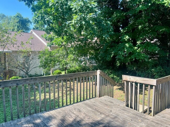 Building Photo - One- level 3bedroom /2bath  living with 2 ...