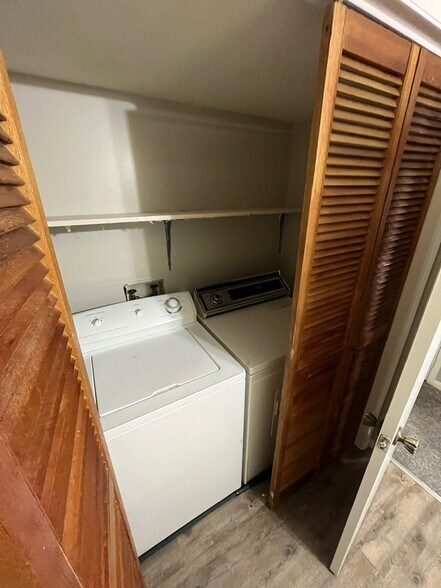 Building Photo - 300 Apache Dr