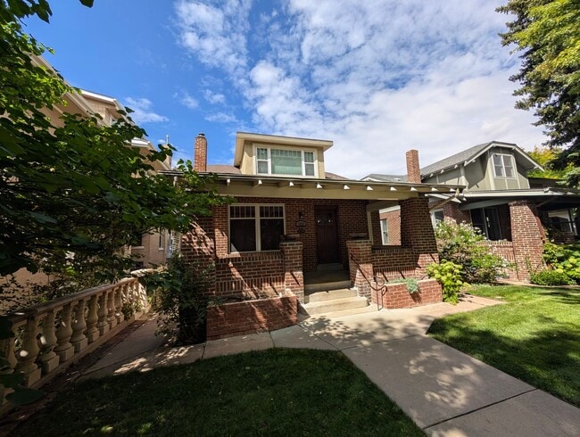 Building Photo - Beautiful 3 Bedroom House right across fro...