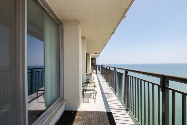 Building Photo - 6007 N Sheridan Rd