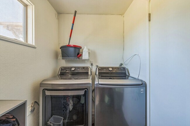 Building Photo - 3 Bedroom 1.5 Bath Modern Farmhouse near JT National Park * MOVE IN SPECIAL*