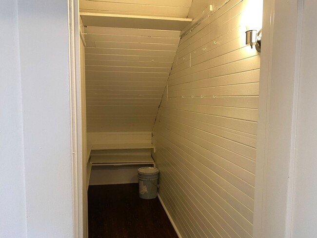 Building Photo - One Bed, One Bath Apartment Located Downtown