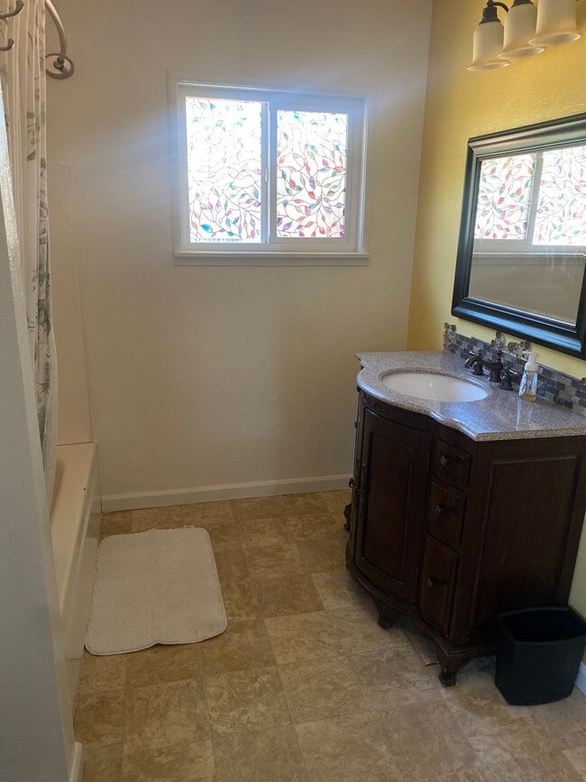 Building Photo - Charming 2 bedroom, 1 bathroom house with ...