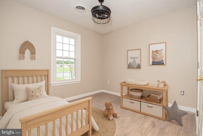 Building Photo - 25992 Old Valley Pike