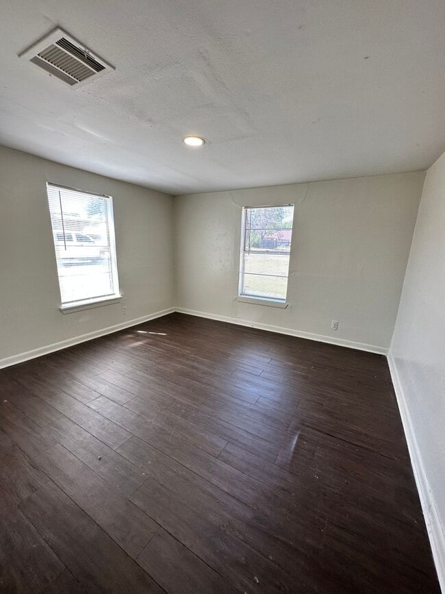 Building Photo - Charming 3 Bedroom House with Fenced Backyard | Conveniently Located near 820 and W. Camp Bowie