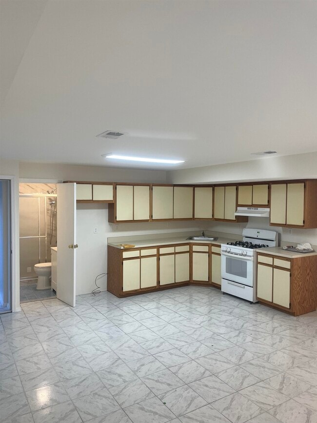 Building Photo - 653 39th St