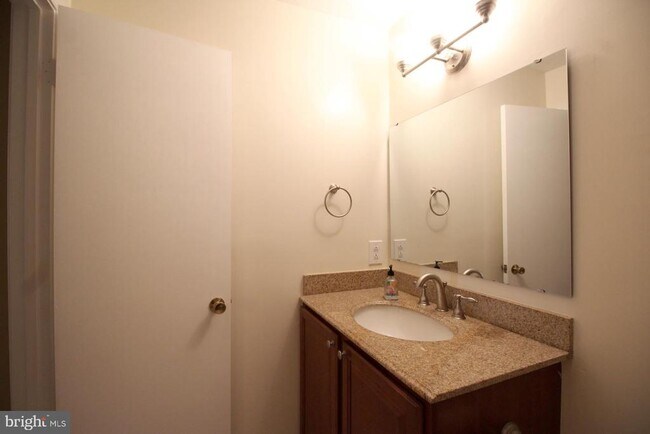 Building Photo - 10118 Oakton Terrace Rd