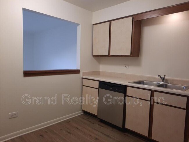 Building Photo - 33540 N Royal Oak Ln