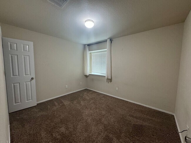 Building Photo - 4 bedroom located in Yowell Ranch!