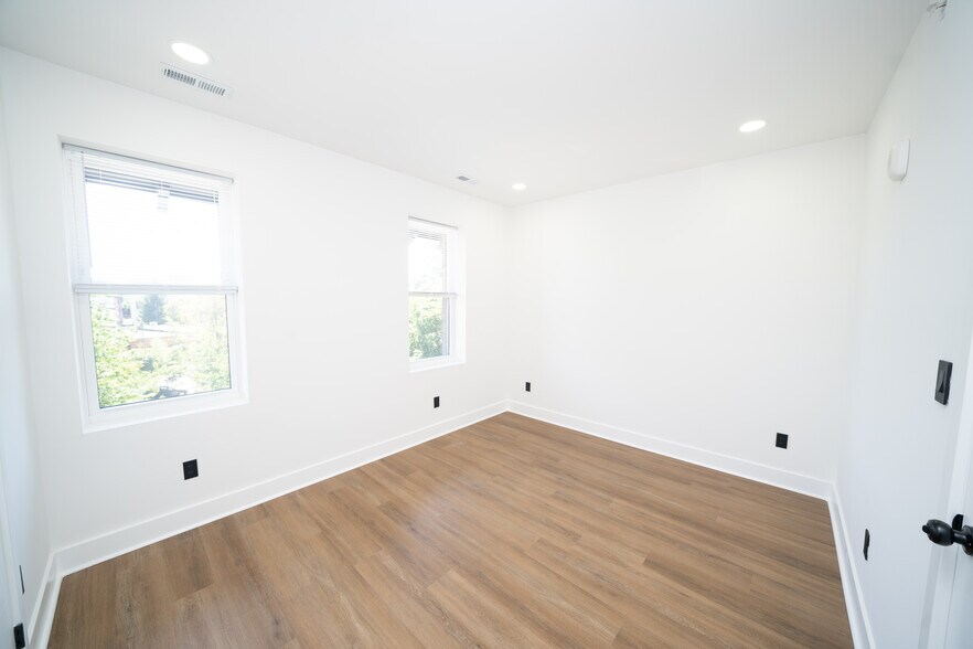 Building Photo - 4927 Catharine St