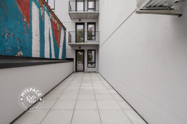 Building Photo - 280 Meeker Ave
