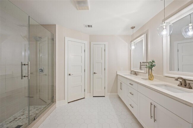Building Photo - 4902 Pelham Dr