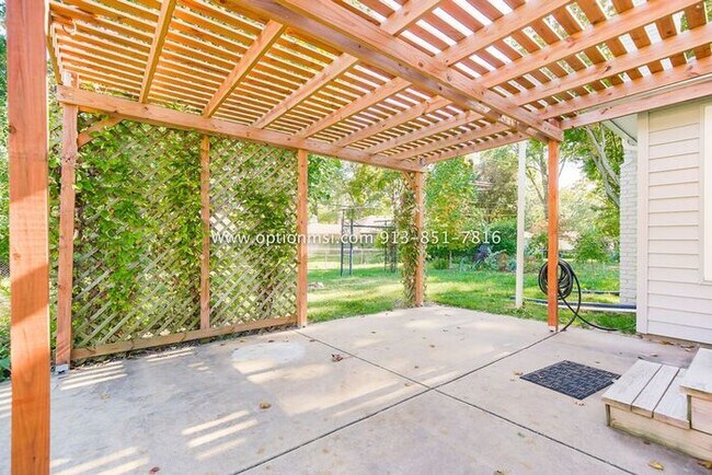 Building Photo - Fantastic four-bedroom ranch in the heart ...