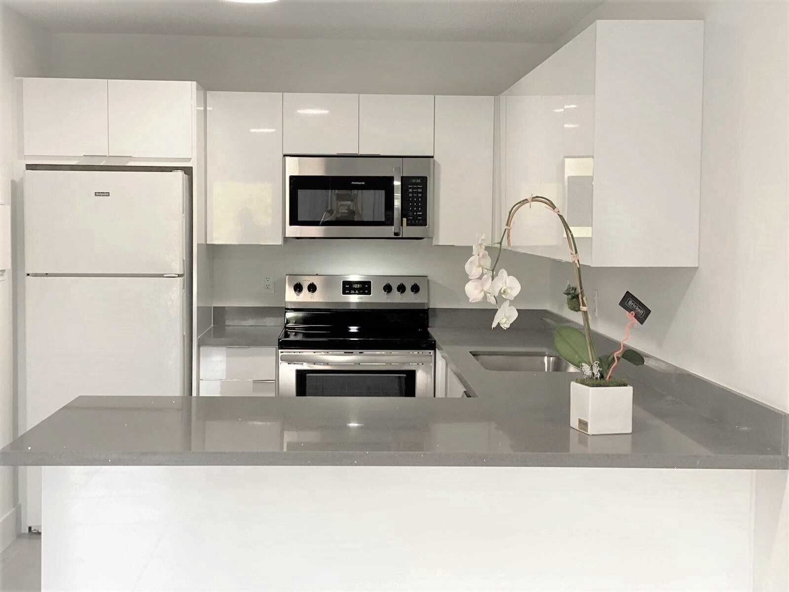 Building Photo - 8005 Lake Dr