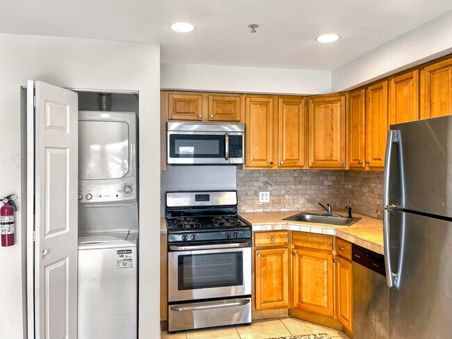 Building Photo - 8913 Riverside Pl